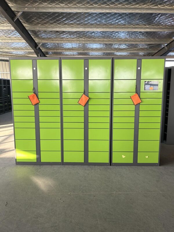 Smart parcel delivery lockers